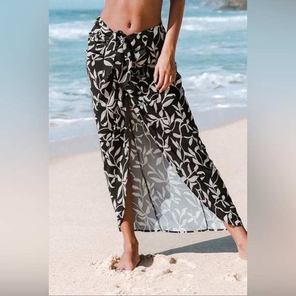 NWT McKayla Leafy Tie-Waisted Sarong, size Medium - Picture 3 of 12